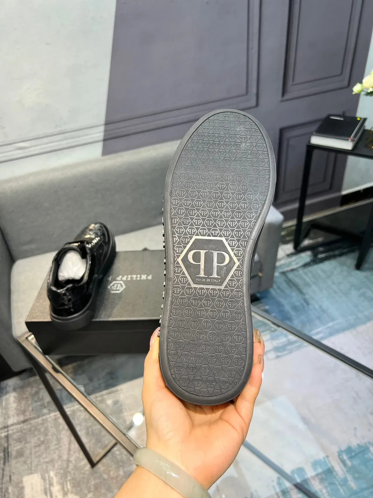 Philipp Plein Sport Zapatillas deportivas negras glossy de cuero con relieve de cocodrilo, hardware metálico y placa 6