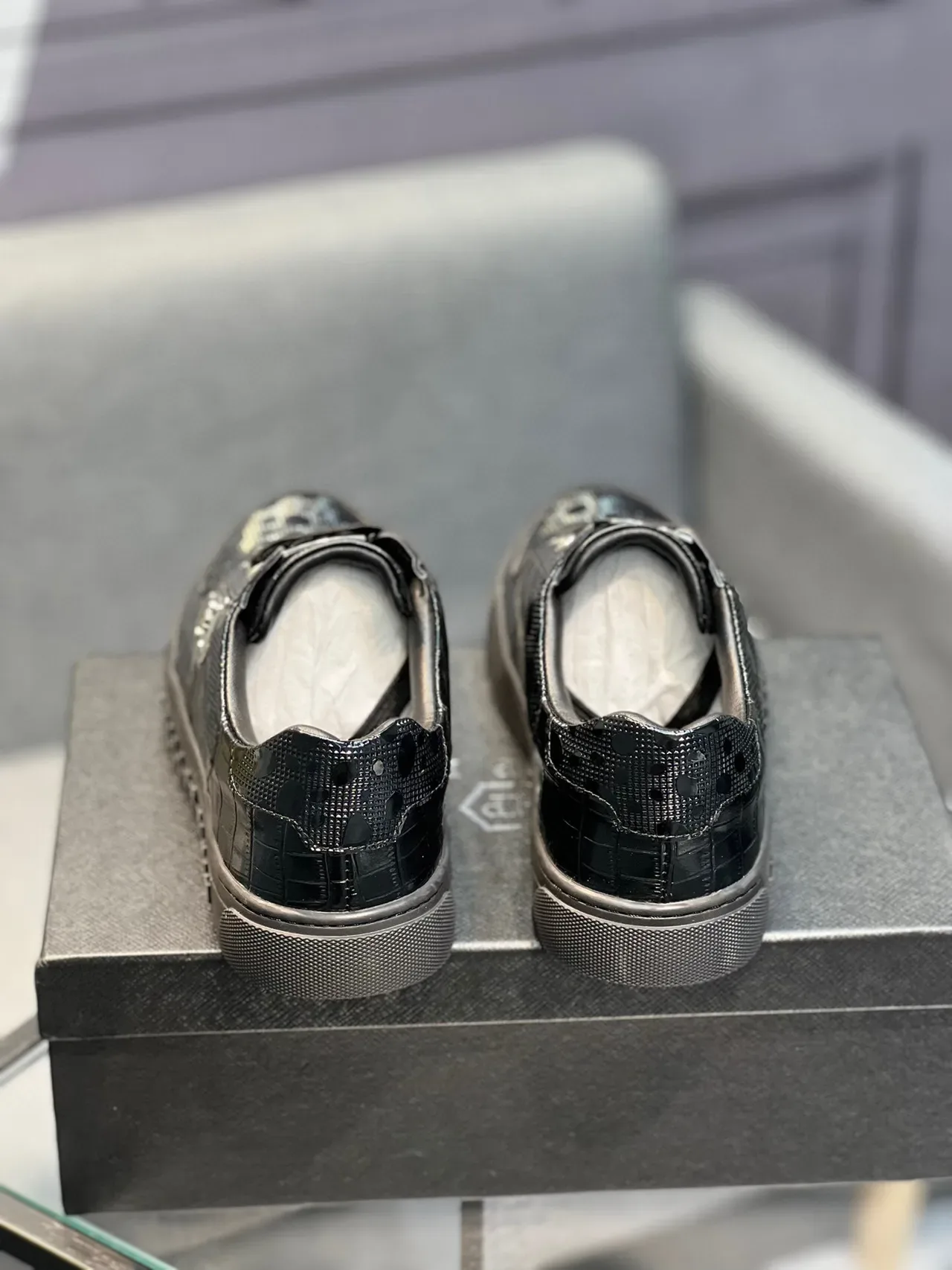 Philipp Plein Sport Zapatillas deportivas negras glossy de cuero con relieve de cocodrilo, hardware metálico y placa 7