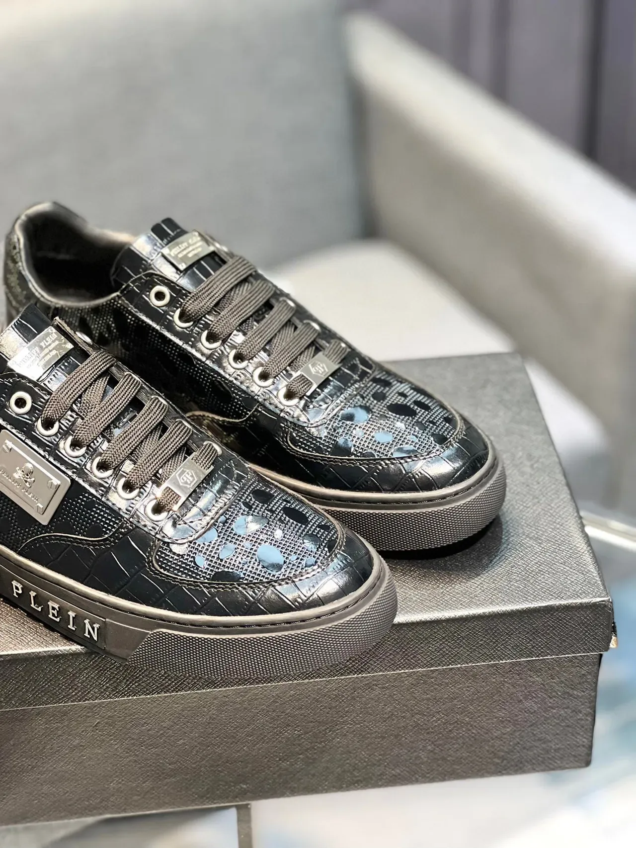 Philipp Plein Sport Zapatillas deportivas negras glossy de cuero con relieve de cocodrilo, hardware metálico y placa 8
