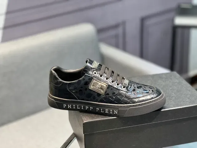 Philipp Plein Sport Zapatillas deportivas negras glossy de cuero con relieve de cocodrilo, hardware metálico y placa 9