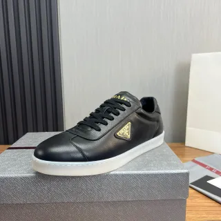 Prada Zapatos lifestyle de cuero negro y dorado con logotipo triangular superior