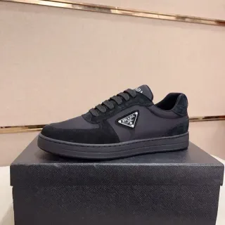 Prada কালো লো-টপ সুয়েড এবং নাইলন প্যানেল লাইফস্টাইল স্নিকার