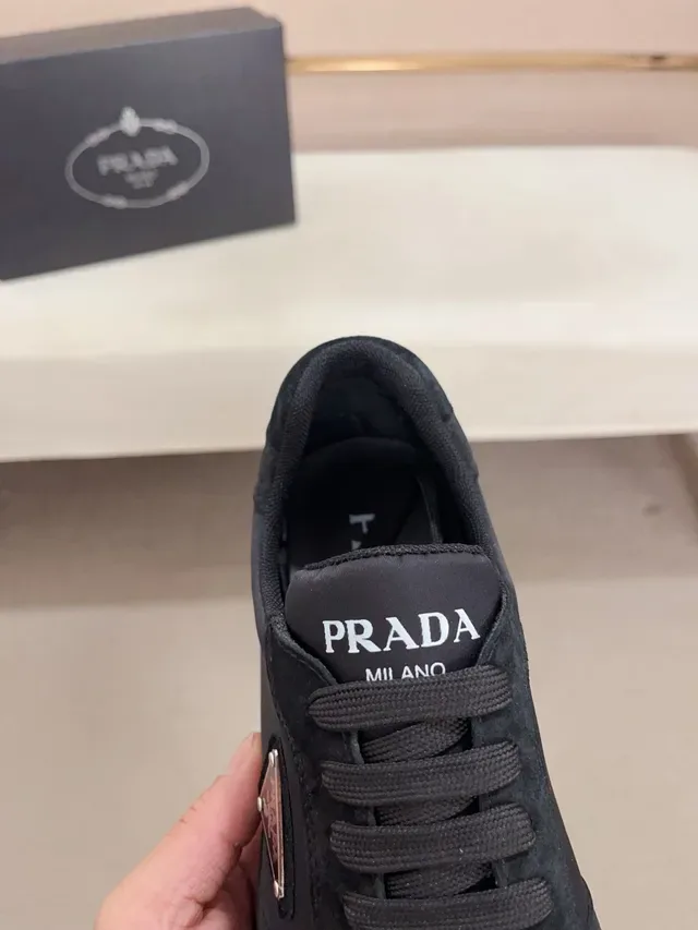 Prada काली लो-टॉप स्यूड एंड नायलॉन पैनल लाइफस्टाइल स्नीकर 4