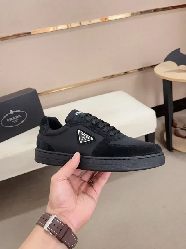 Prada काली लो-टॉप स्यूड एंड नायलॉन पैनल लाइफस्टाइल स्नीकर 5