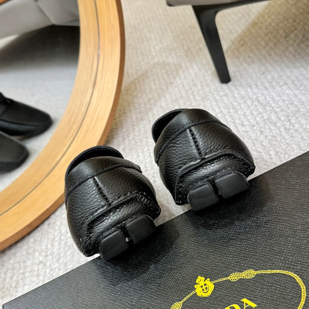 普拉达黑色压纹皮革三角标志乐福鞋 9