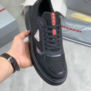 Prada negro y rojo malla y cuero panel construcción parche logo triangular zapatillas lifestyle