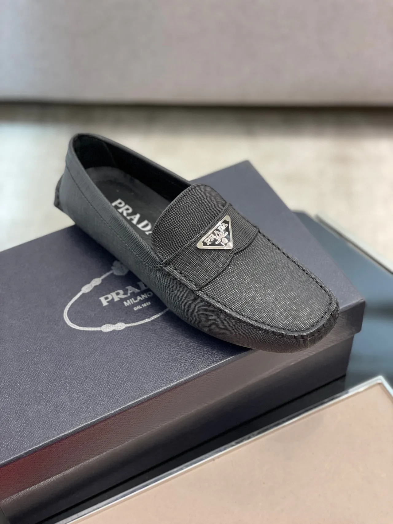 Prada 黑色 萨菲亚诺纹理面料 金属 三角形 标志 徽章 乐福鞋 2