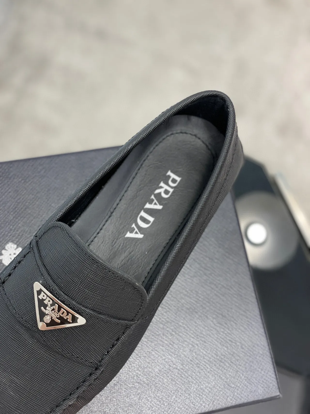 Prada 黑色 萨菲亚诺纹理面料 金属 三角形 标志 徽章 乐福鞋 3