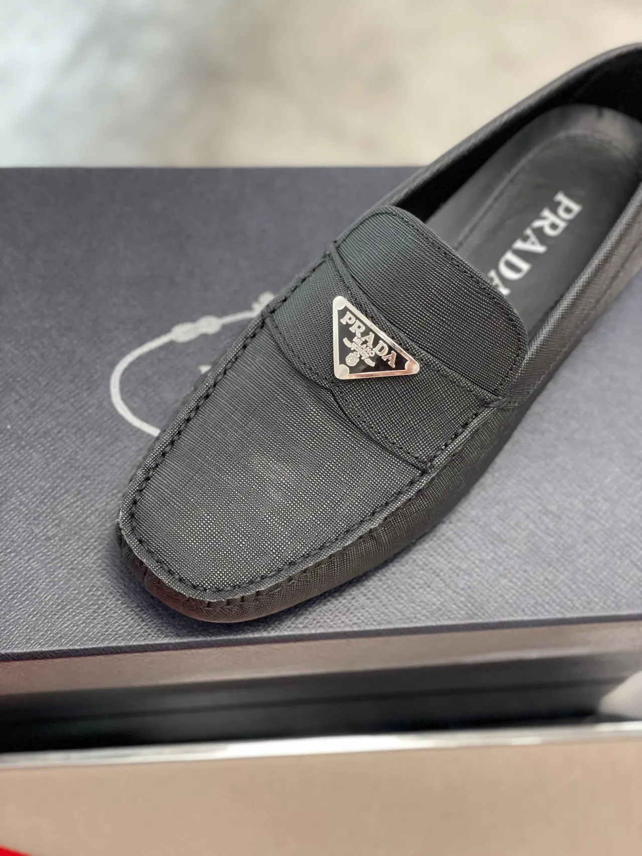 Prada 黑色 萨菲亚诺纹理面料 金属 三角形 标志 徽章 乐福鞋 4