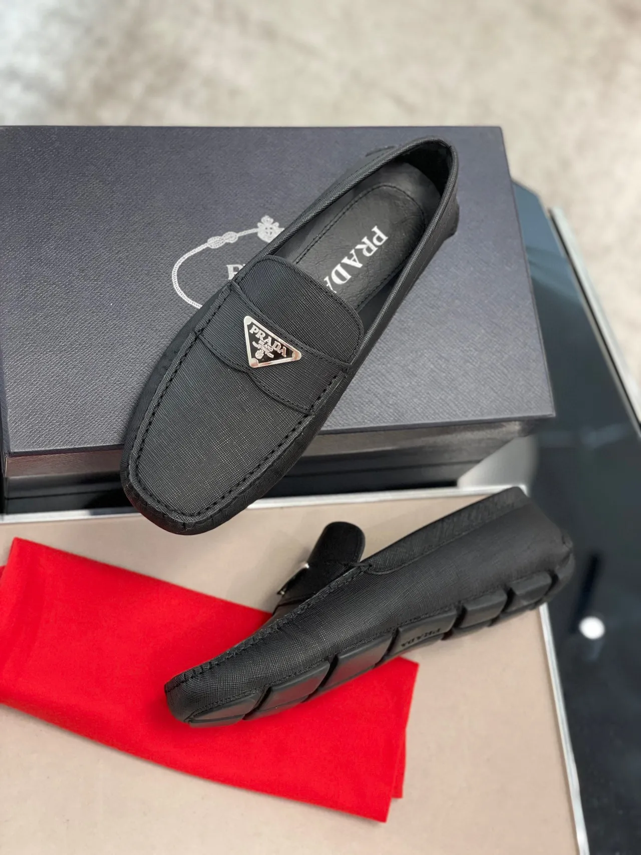 Prada 黑色 萨菲亚诺纹理面料 金属 三角形 标志 徽章 乐福鞋 5