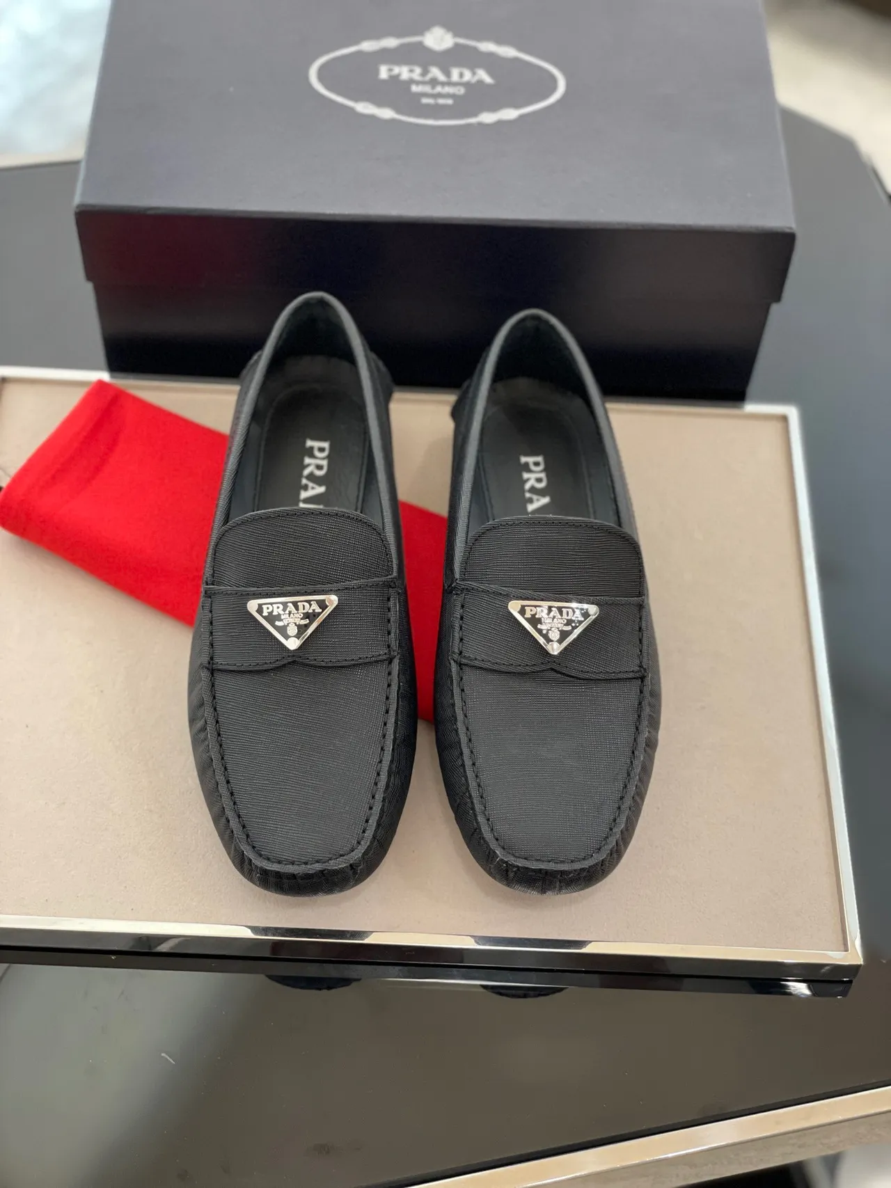 Prada 黑色 萨菲亚诺纹理面料 金属 三角形 标志 徽章 乐福鞋 6