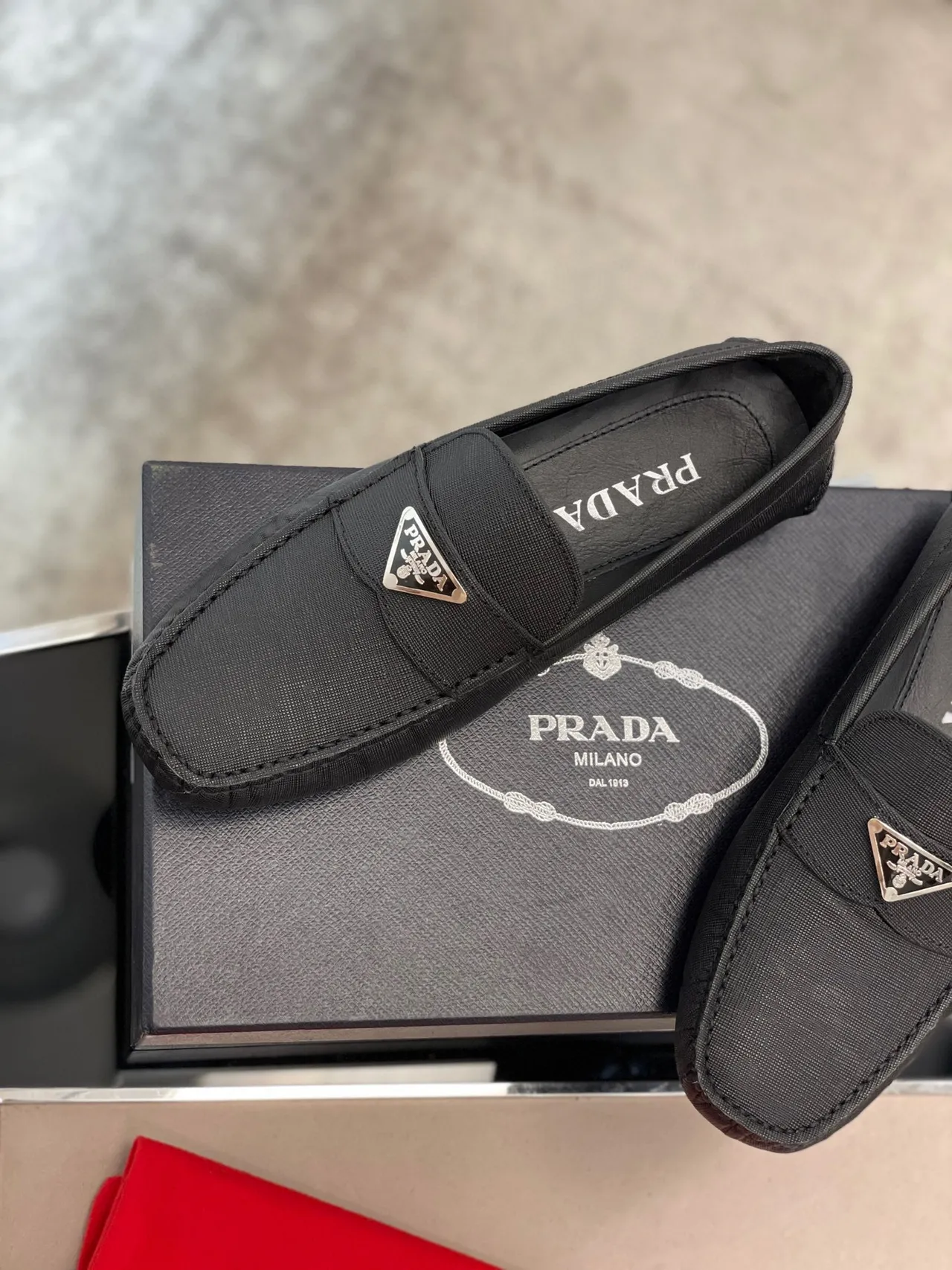 Prada 黑色 萨菲亚诺纹理面料 金属 三角形 标志 徽章 乐福鞋 7