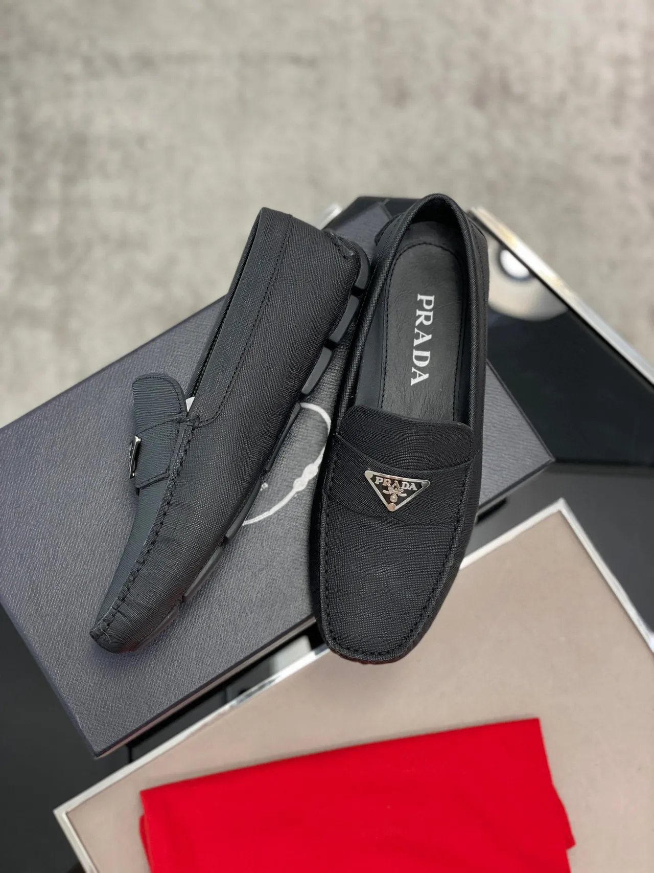 Prada 黑色 萨菲亚诺纹理面料 金属 三角形 标志 徽章 乐福鞋 8