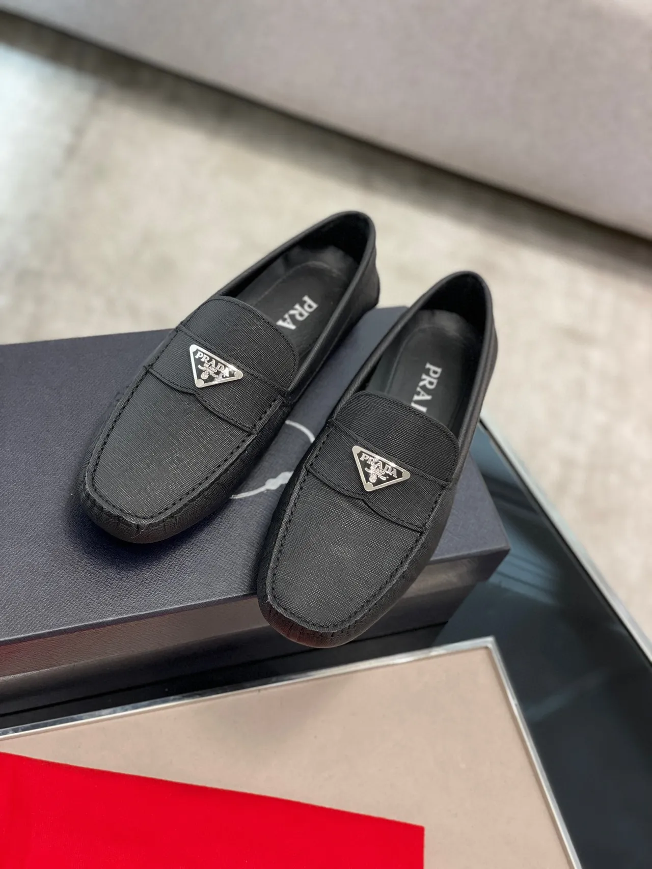 Prada 黑色 萨菲亚诺纹理面料 金属 三角形 标志 徽章 乐福鞋 9