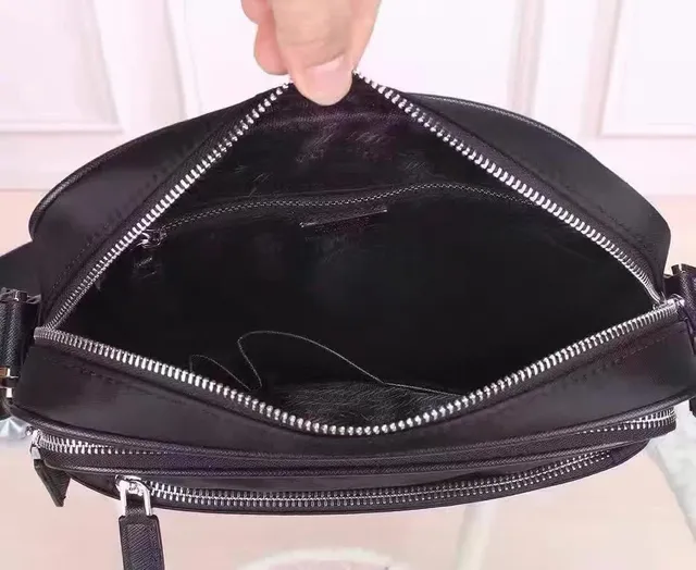 Prada Noir Structuré Rectangulaire Silhouette Nylon Construction Sac Messager 3