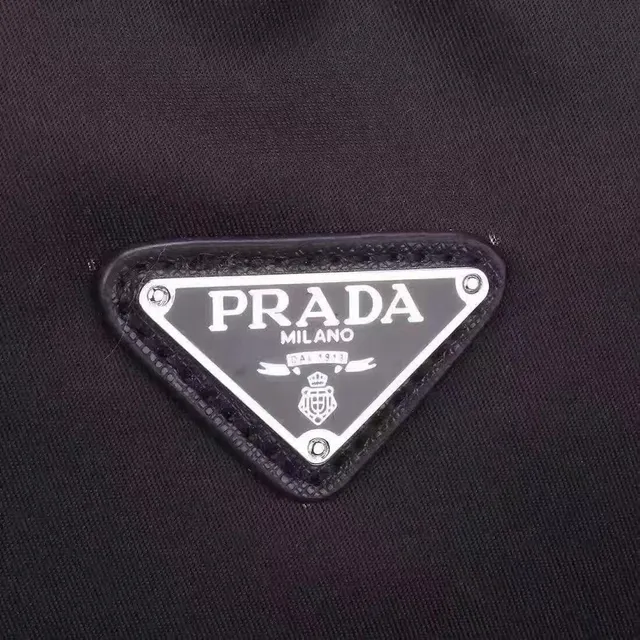 Prada Noir Structuré Rectangulaire Silhouette Nylon Construction Sac Messager 4