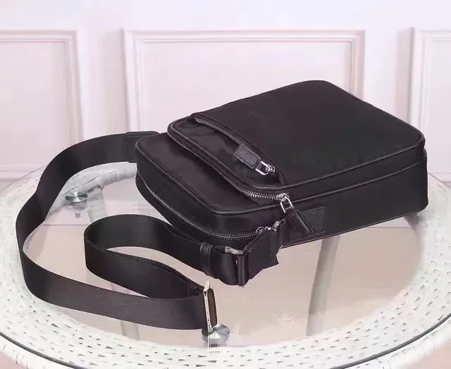 Prada Noir Structuré Rectangulaire Silhouette Nylon Construction Sac Messager 7
