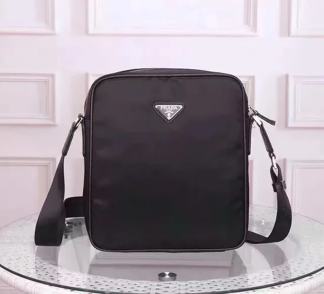 Prada Noir Structuré Rectangulaire Silhouette Nylon Construction Sac Messager 9