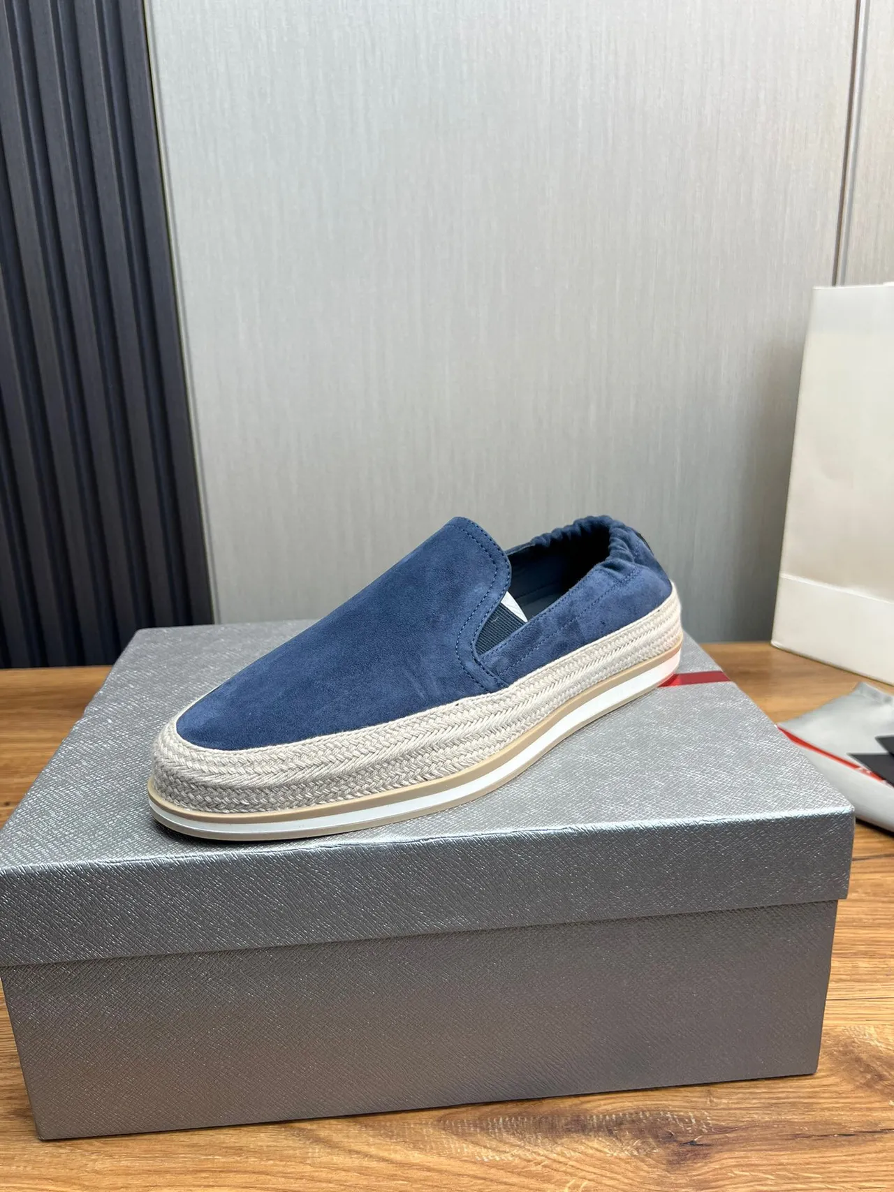 Prada Chaussure de bateau en daim bleu 2