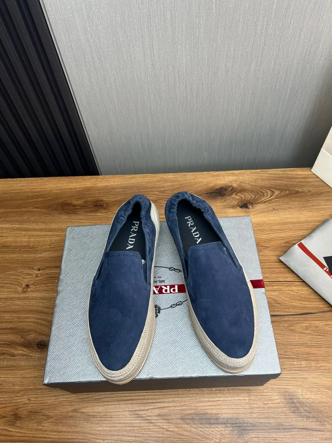 Prada Chaussure de bateau en daim bleu 3