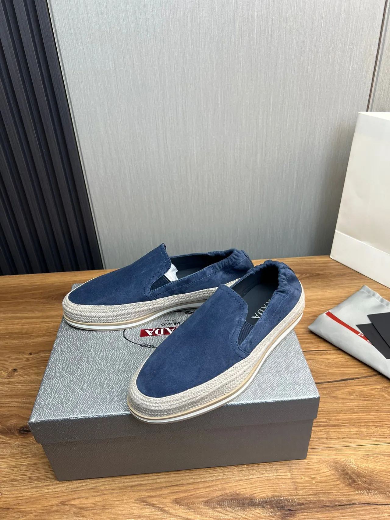 Prada Chaussure de bateau en daim bleu 4