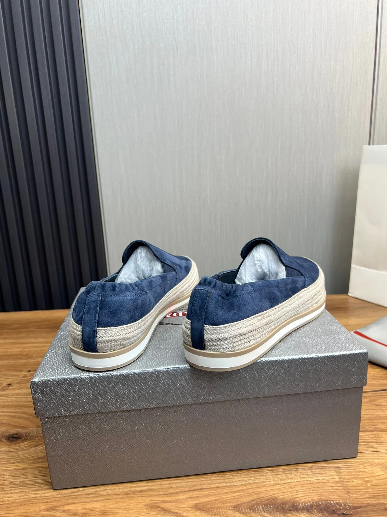 Prada Chaussure de bateau en daim bleu 5