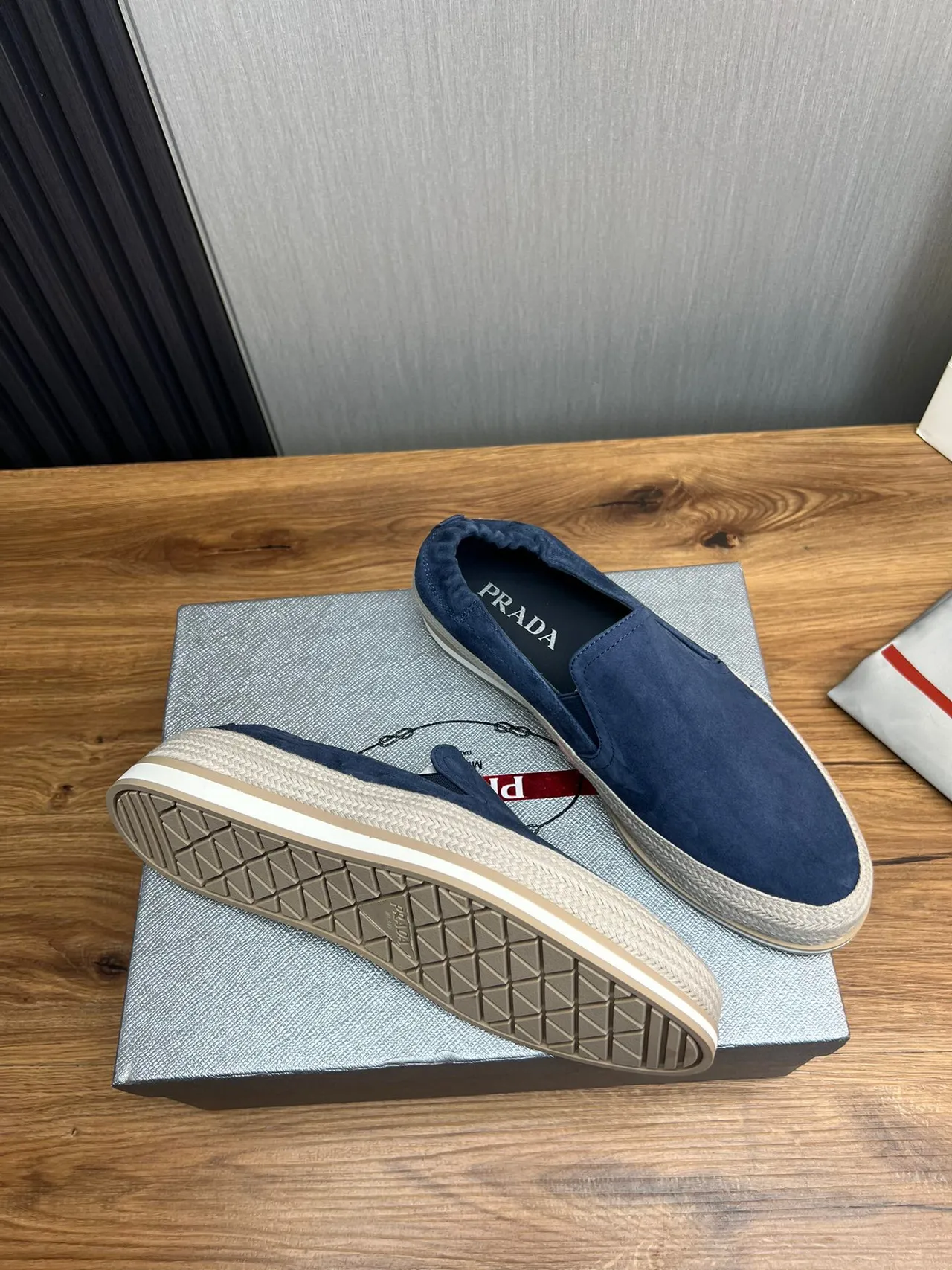 Prada Chaussure de bateau en daim bleu 6