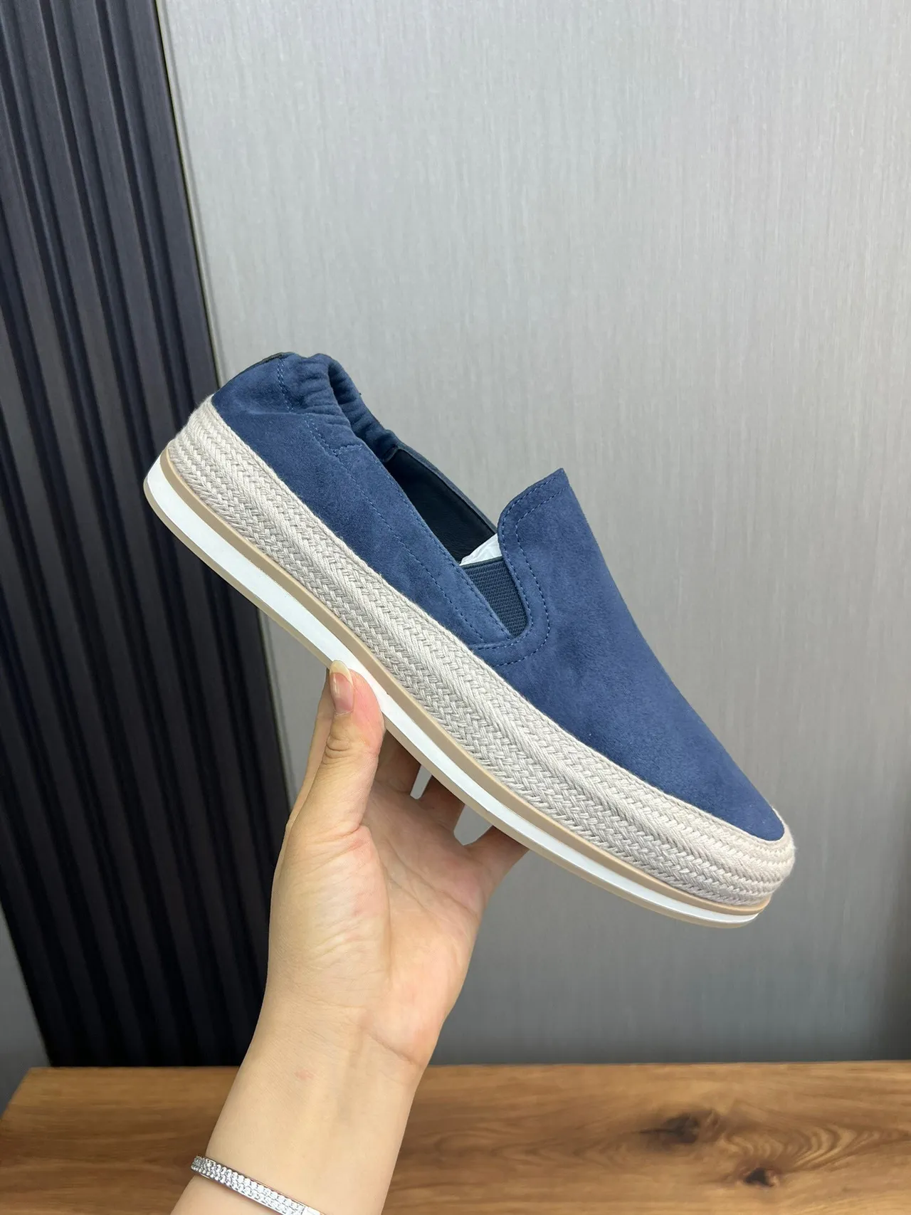 Prada Chaussure de bateau en daim bleu 7