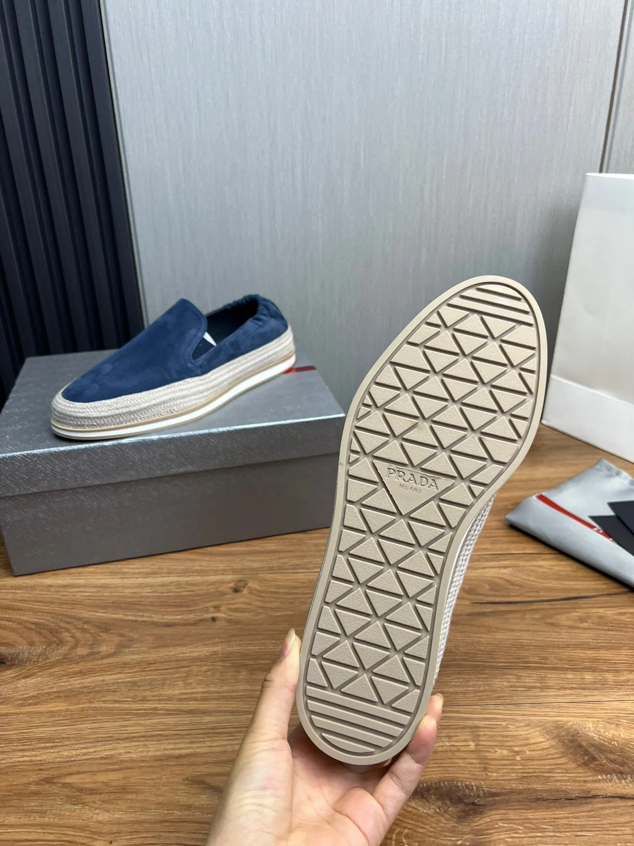 Prada Chaussure de bateau en daim bleu 8