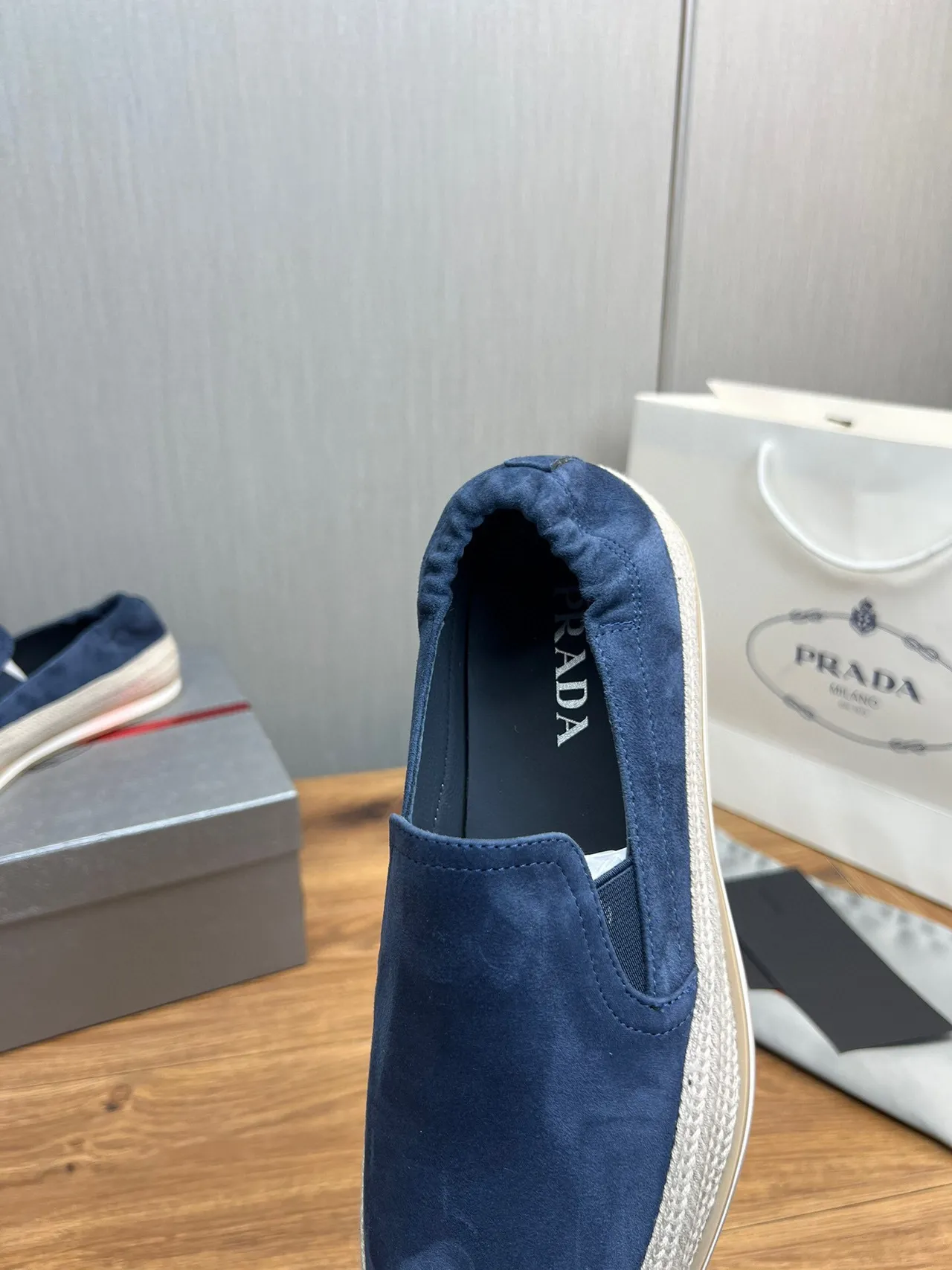 Prada Chaussure de bateau en daim bleu 9