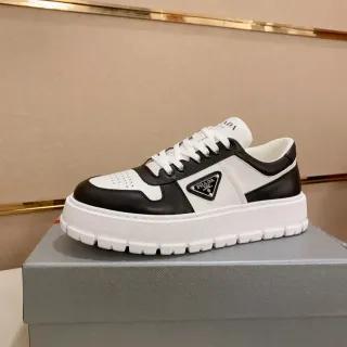Prada Cloudbust أسود أبيض لوح جلد لوحة شعار مثلثية أحذية رياضية كثيفة