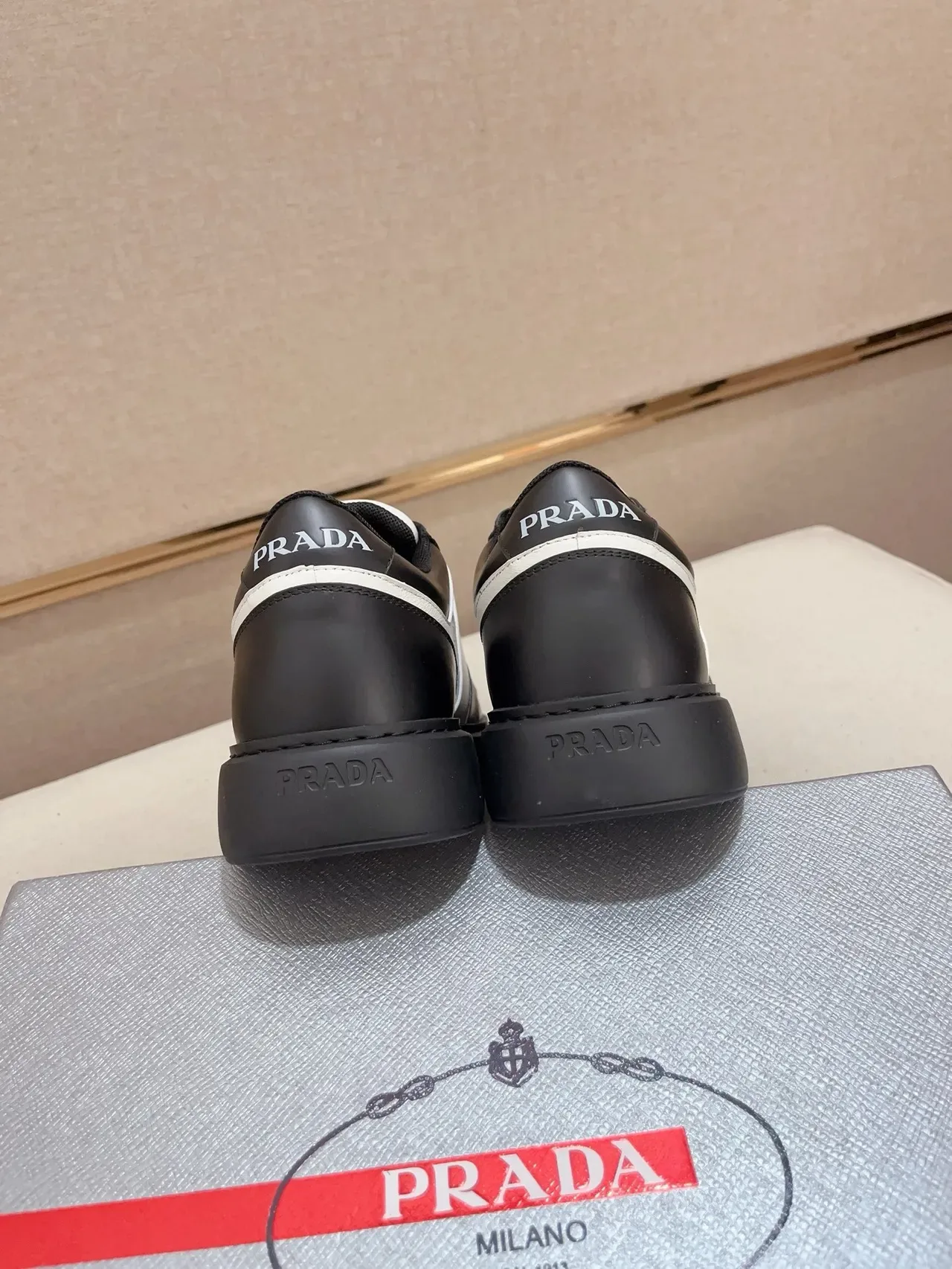 Prada Cloudbust 两色黑白生活方式运动鞋 4