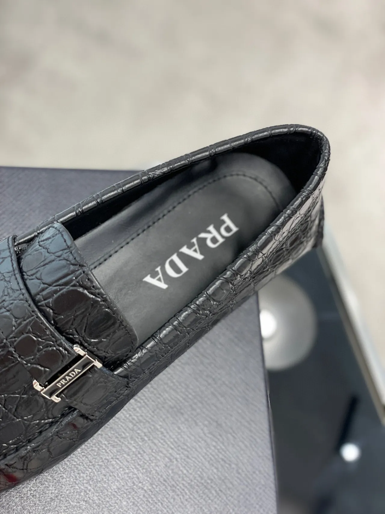 Prada Mocasines con grabado de cocodrilo y hebilla negra 2