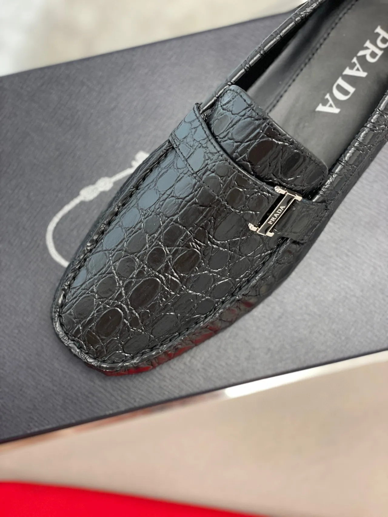Prada Mocasines con grabado de cocodrilo y hebilla negra 3
