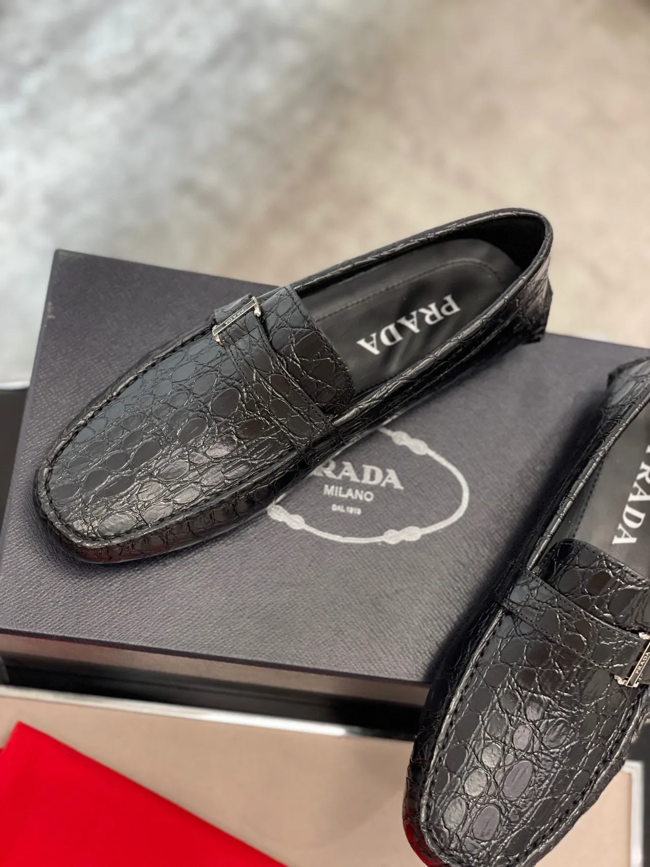 Prada Mocasines con grabado de cocodrilo y hebilla negra 4