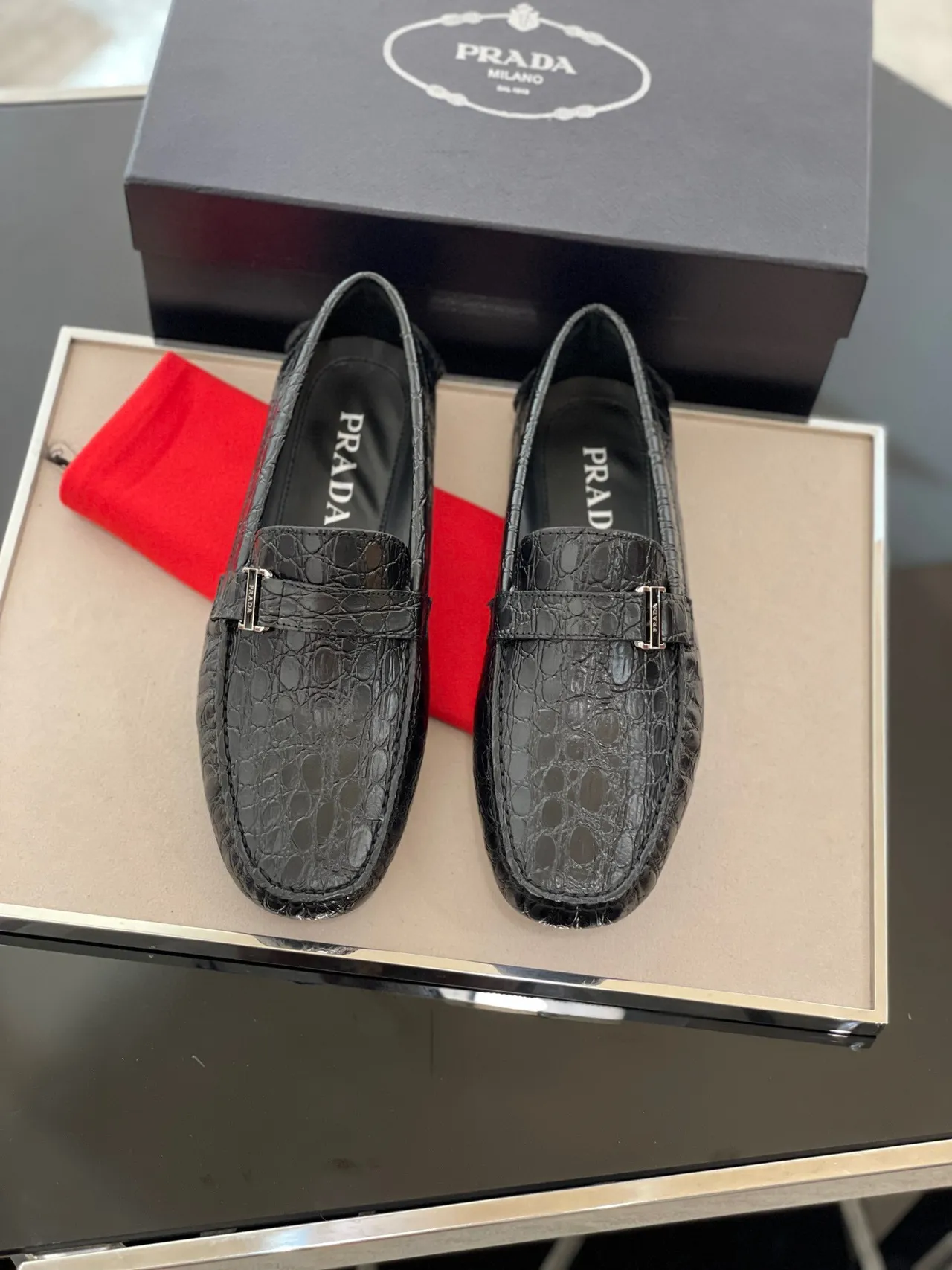 Prada Mocasines con grabado de cocodrilo y hebilla negra 5