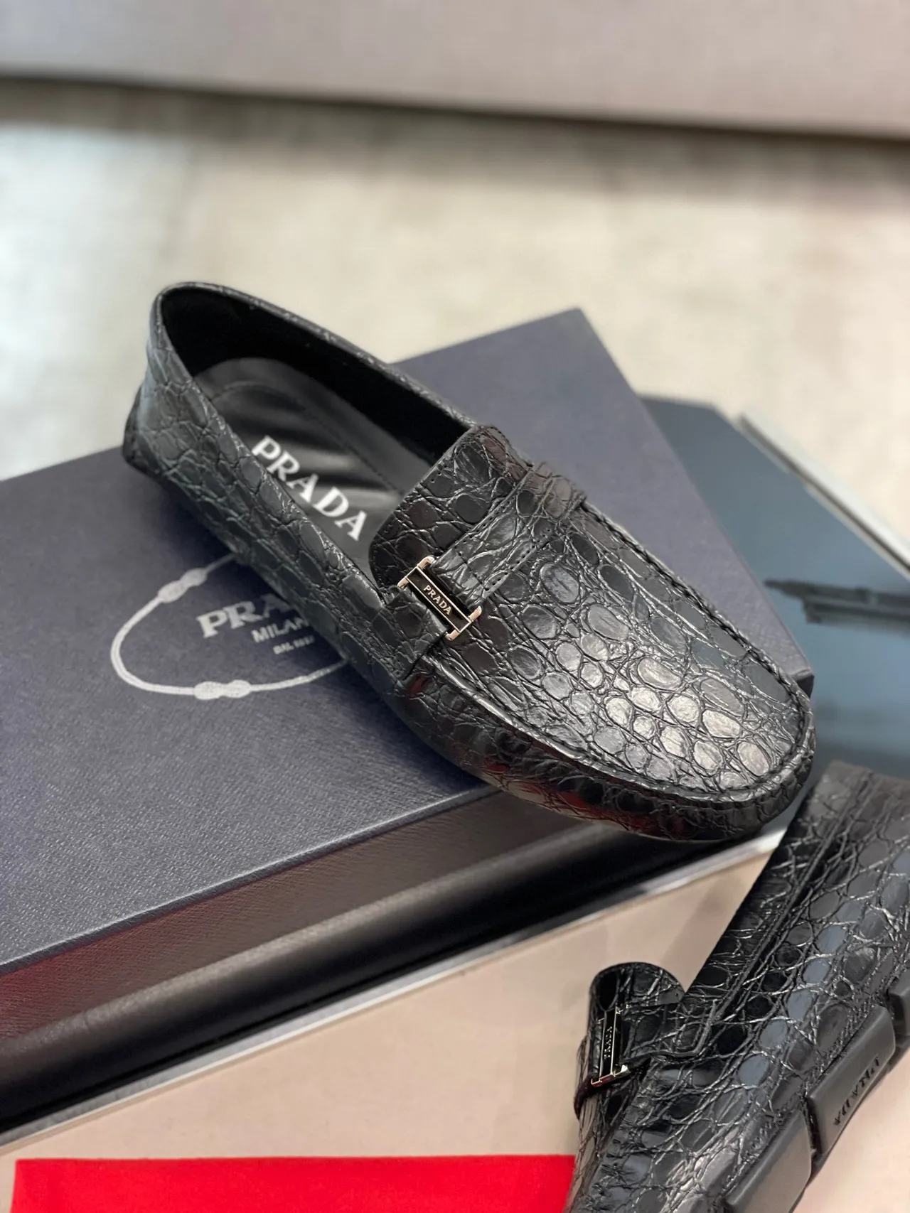 Prada Mocasines con grabado de cocodrilo y hebilla negra 6