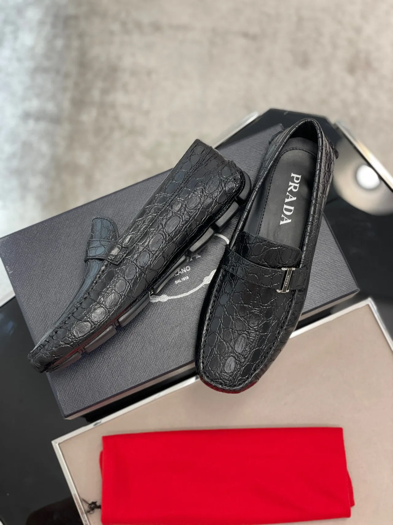 Prada Mocasines con grabado de cocodrilo y hebilla negra 7