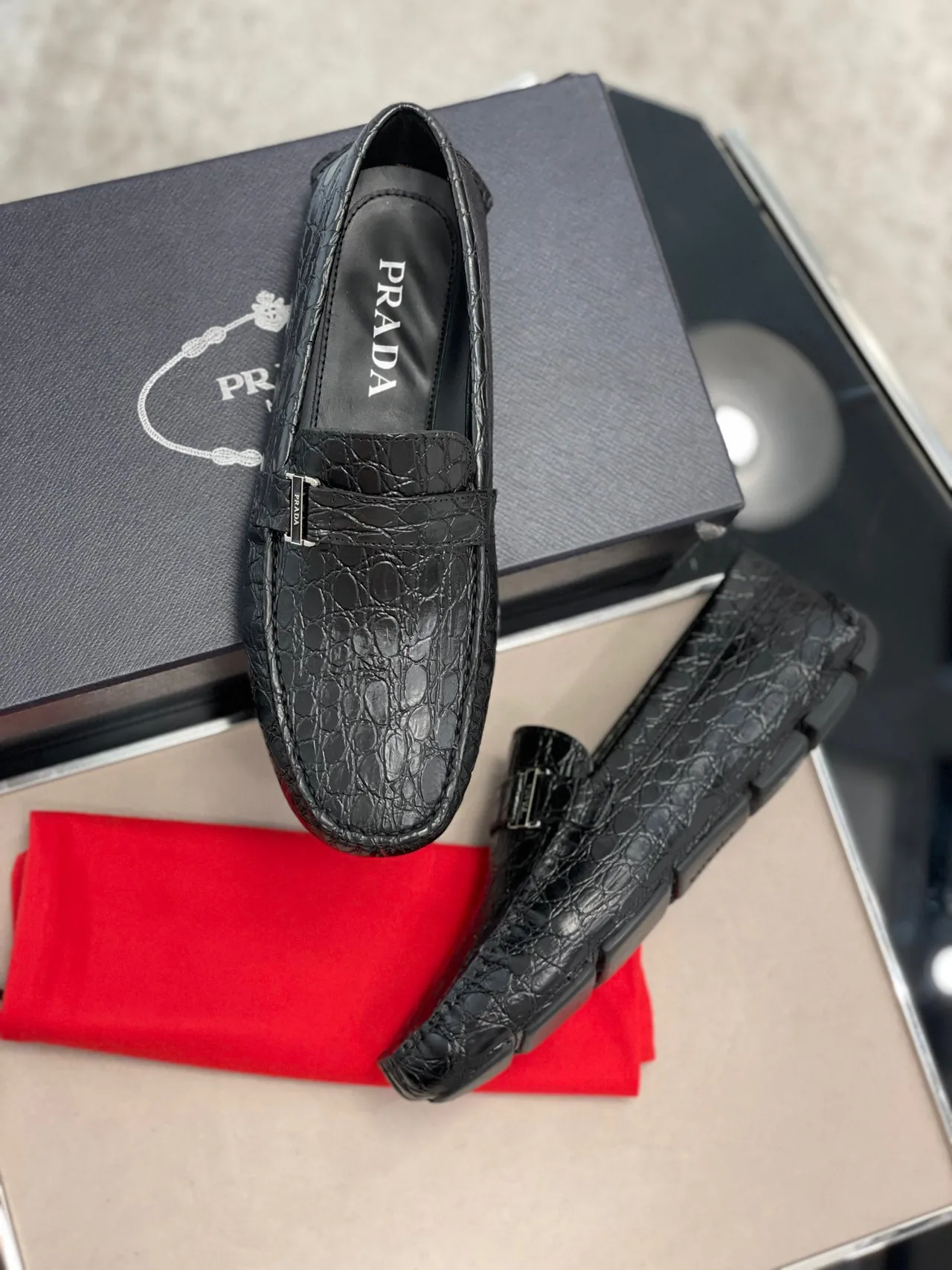 Prada Mocasines con grabado de cocodrilo y hebilla negra 8