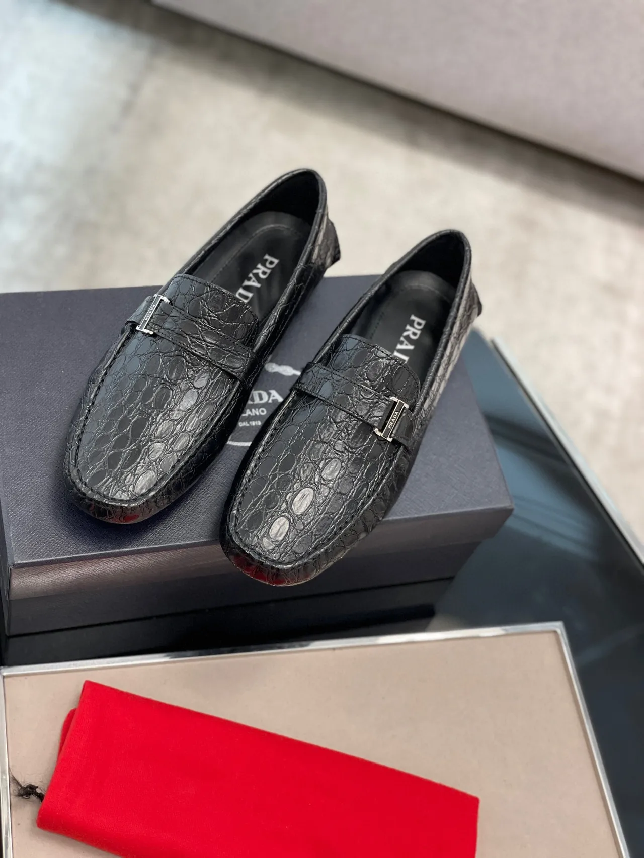 Prada Mocasines con grabado de cocodrilo y hebilla negra 9