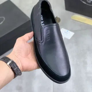 Prada Loafer Noir Cuir lisse supérieur Daim orteil Loafer