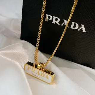 Prada लॉगो प्लेक सोने की सफेद कर्ब चेन आयताकार एनामेल पेंडेंट नेकलेस