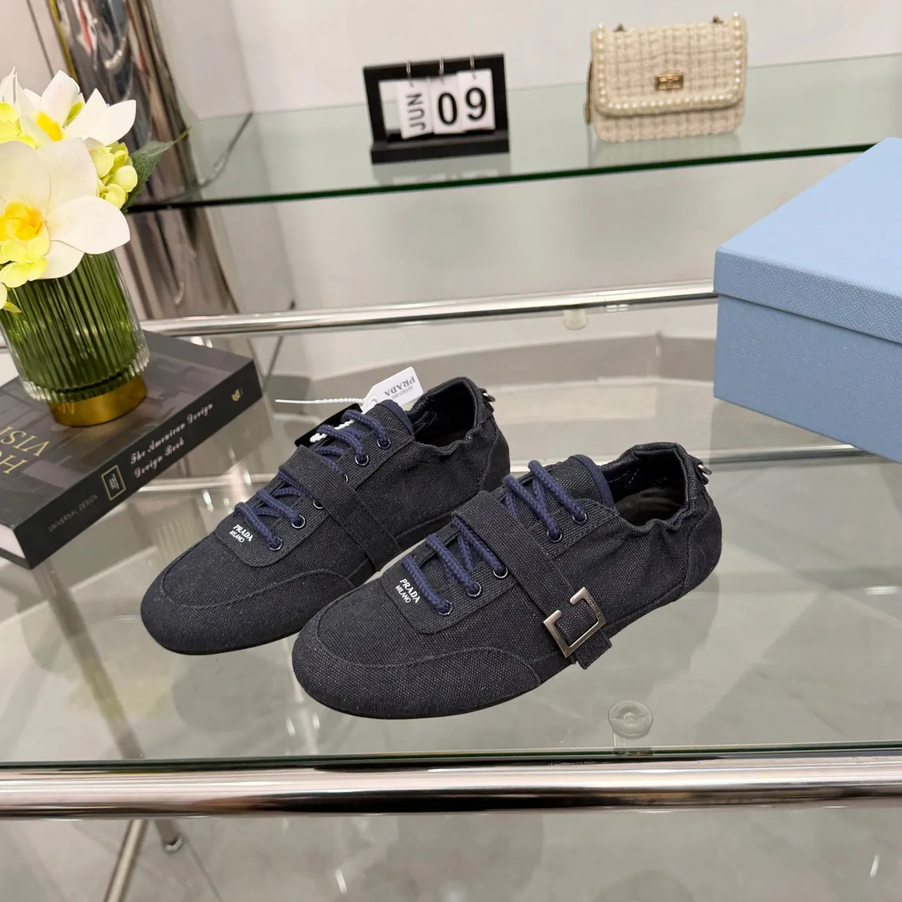 Prada Zapatos Canvas Azul Marino con Detalle de Correa con Hebilla en la Parte Superior 5