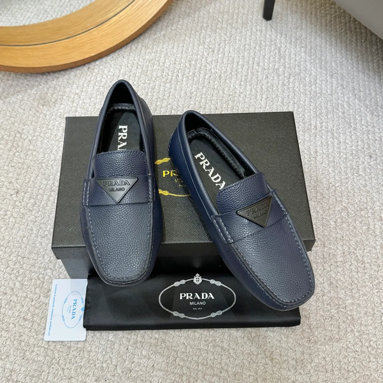 Prada নেভি পেবল্ড লেদার ত্রিকোণ প্লেক লোফার 2