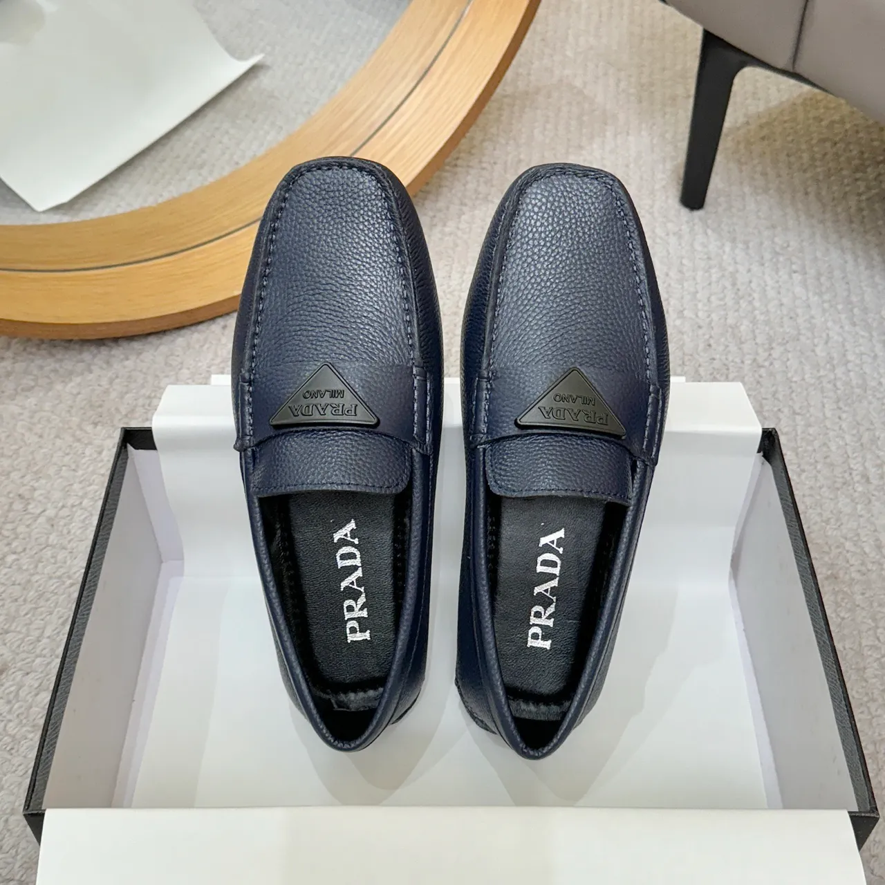 Prada নেভি পেবল্ড লেদার ত্রিকোণ প্লেক লোফার 3