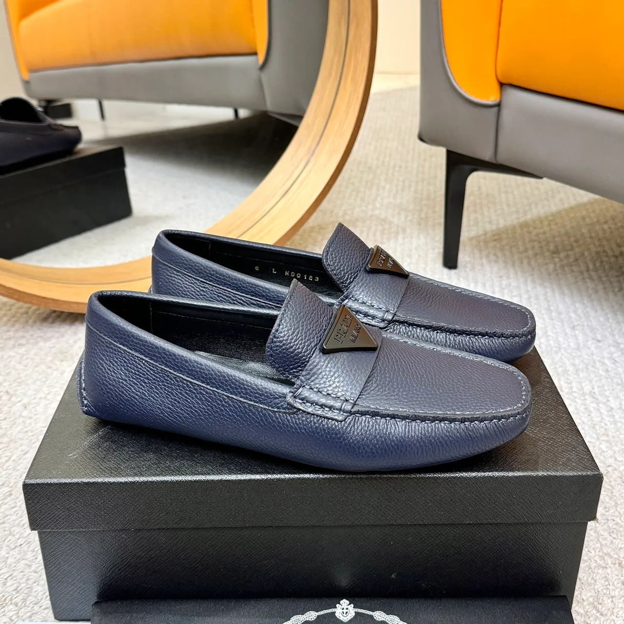 Prada নেভি পেবল্ড লেদার ত্রিকোণ প্লেক লোফার 4
