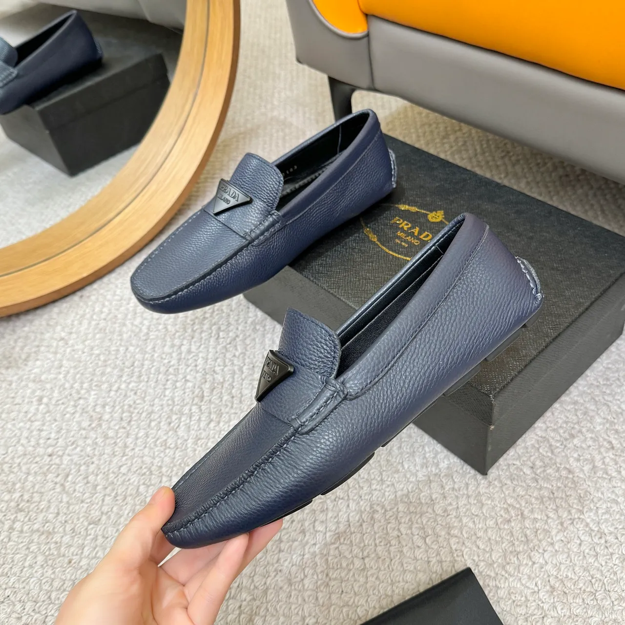 Prada নেভি পেবল্ড লেদার ত্রিকোণ প্লেক লোফার 5