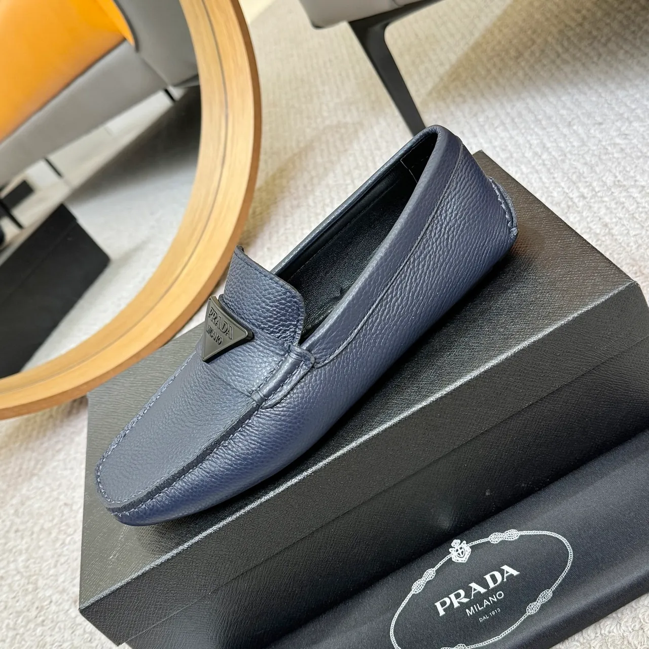 Prada নেভি পেবল্ড লেদার ত্রিকোণ প্লেক লোফার 6