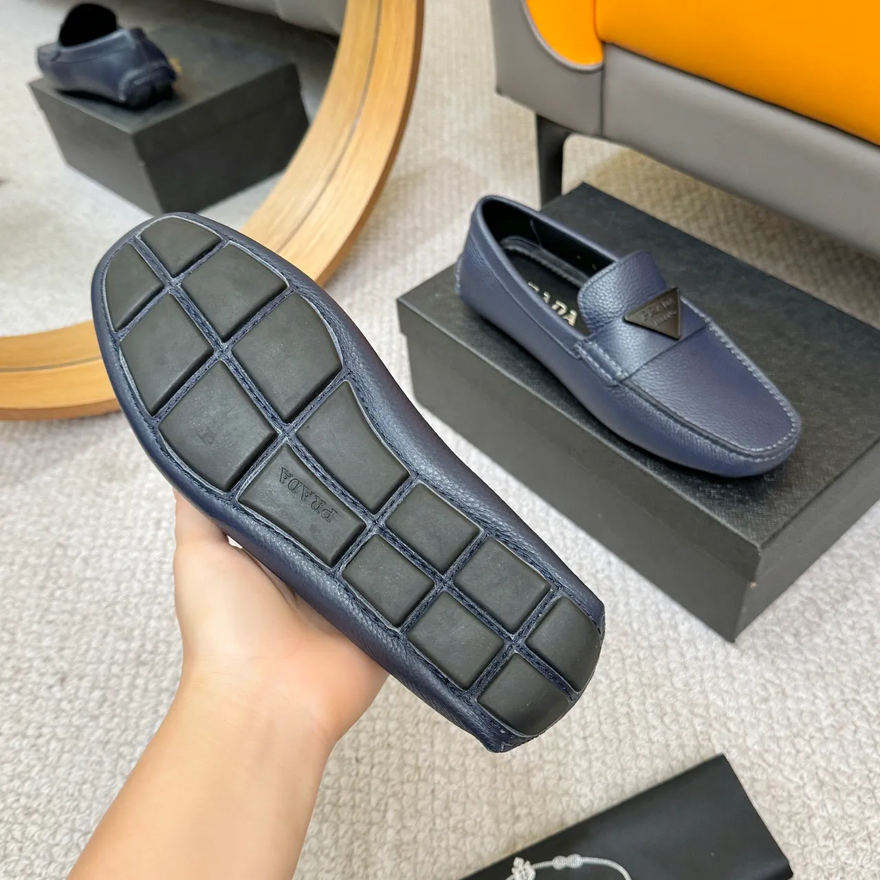 Prada নেভি পেবল্ড লেদার ত্রিকোণ প্লেক লোফার 7