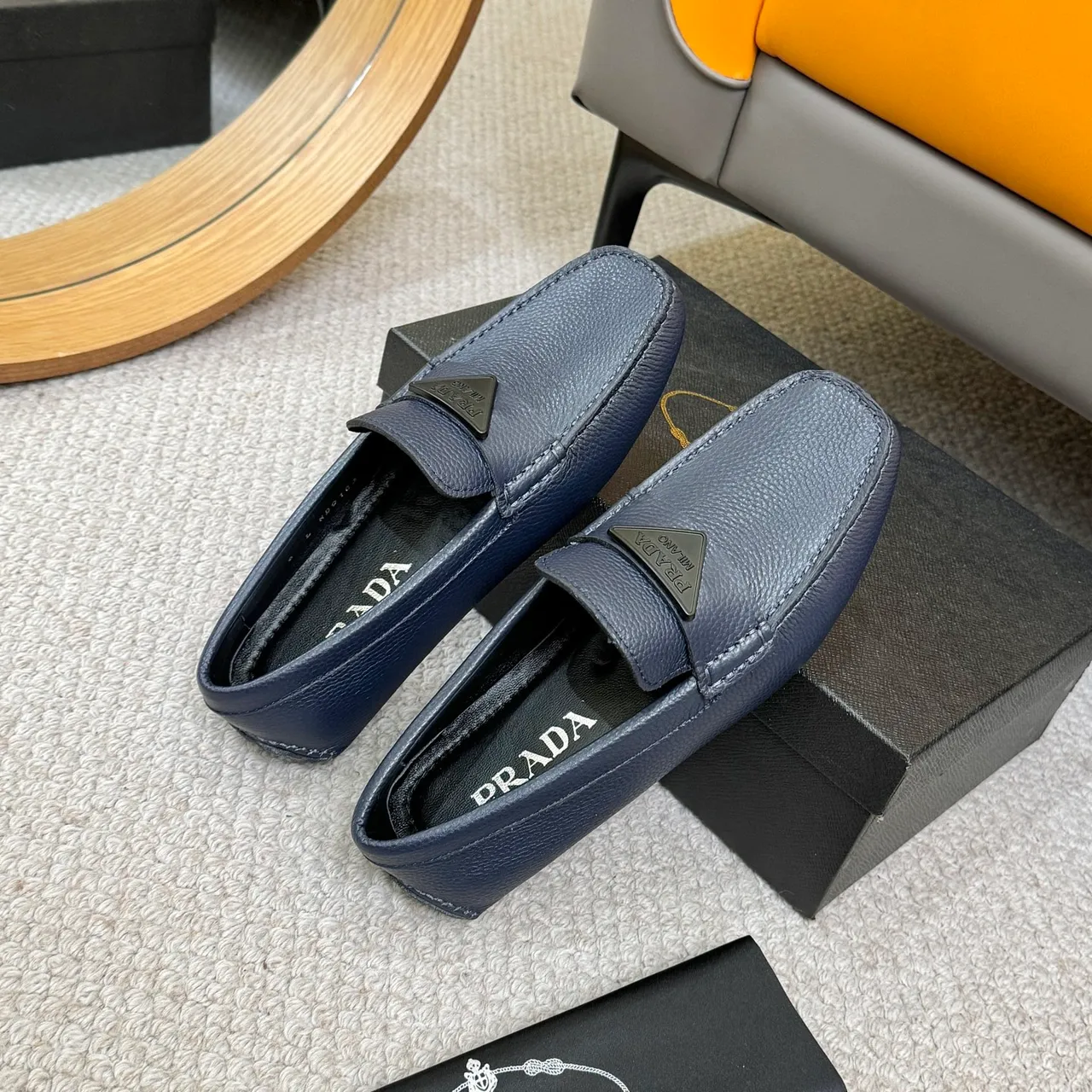 Prada নেভি পেবল্ড লেদার ত্রিকোণ প্লেক লোফার 8